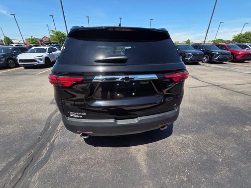 Mosaic Black Metallic 2023 Chevrolet Traverse LT Cloth