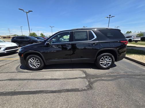 Mosaic Black Metallic 2023 Chevrolet Traverse LT Cloth