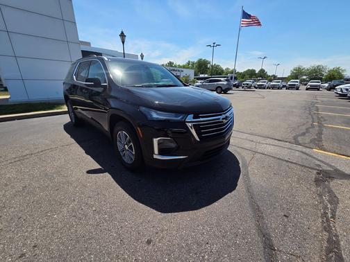 Mosaic Black Metallic 2023 Chevrolet Traverse LT Cloth