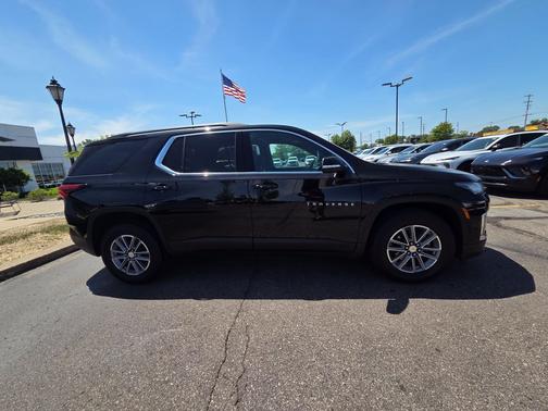 Mosaic Black Metallic 2023 Chevrolet Traverse LT Cloth