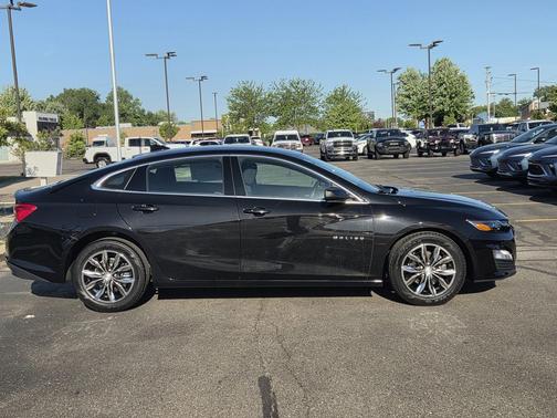Mosaic Black Metallic 2024 Chevrolet Malibu FWD 1LT