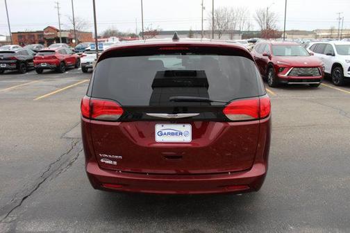 2022 Chrysler Voyager LX