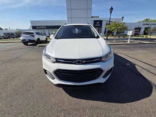 Iridescent Pearl Tricoat 2022 Chevrolet Trax LT