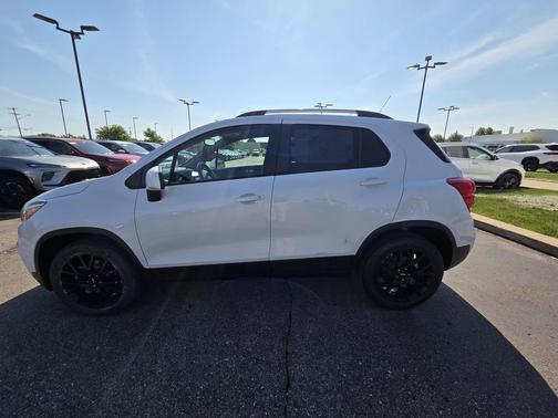 Iridescent Pearl Tricoat 2022 Chevrolet Trax LT