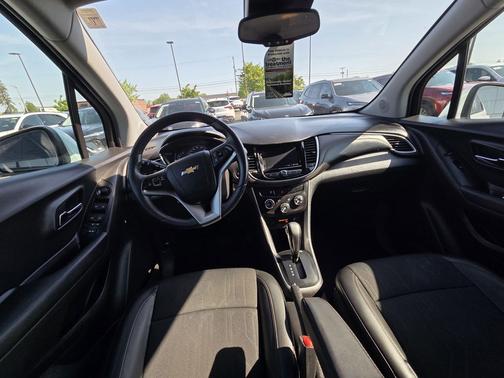 Iridescent Pearl Tricoat 2022 Chevrolet Trax LT