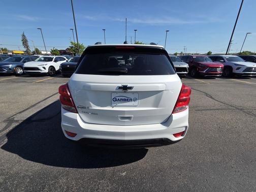 Iridescent Pearl Tricoat 2022 Chevrolet Trax LT