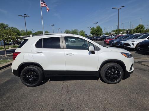 Iridescent Pearl Tricoat 2022 Chevrolet Trax LT