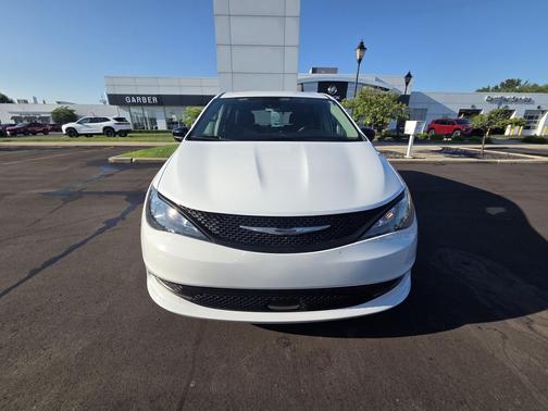 Bright White Clearcoat 2024 Chrysler Voyager LX