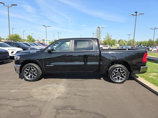 Diamond Black Crystal Pearlcoat 2025 RAM 1500 Laramie