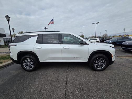 Iridescent Pearl Tricoat 2024 Chevrolet Traverse LT