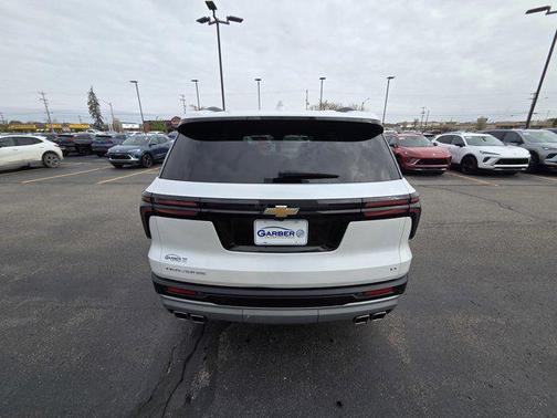 Iridescent Pearl Tricoat 2024 Chevrolet Traverse LT