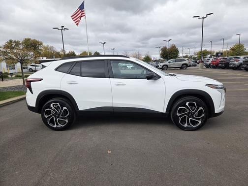 Summit White 2025 Chevrolet Trax FWD 2RS