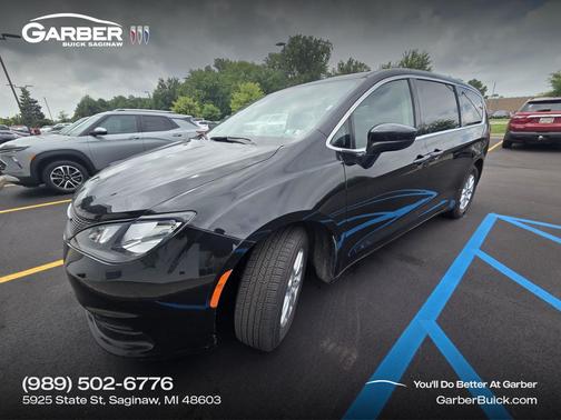 Brilliant Black Crystal Pearlcoat 2023 Chrysler Voyager LX