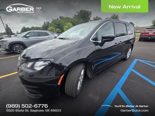 Brilliant Black Crystal Pearlcoat 2023 Chrysler Voyager LX