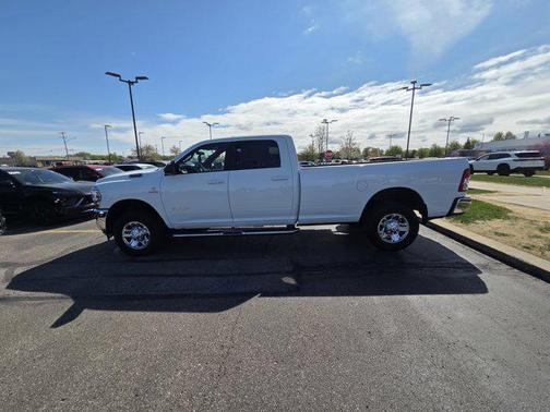 Bright White Clearcoat 2022 RAM 3500 Big Horn Crew Cab 4x4 8' Box