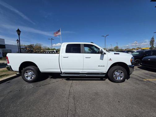 Bright White Clearcoat 2022 RAM 3500 Big Horn Crew Cab 4x4 8' Box