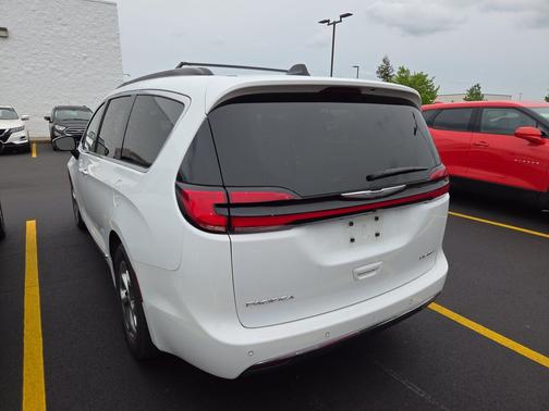 Bright White Clearcoat 2023 Chrysler Pacifica Limited