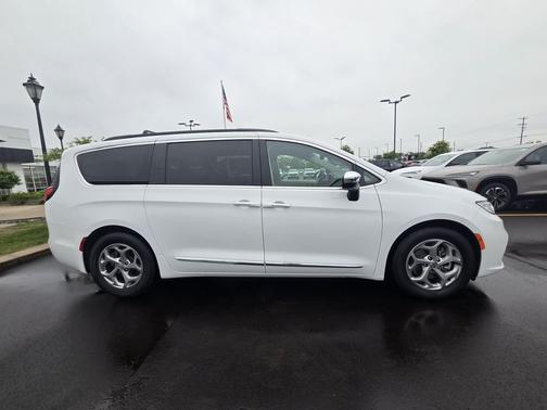 Bright White Clearcoat 2023 Chrysler Pacifica Limited