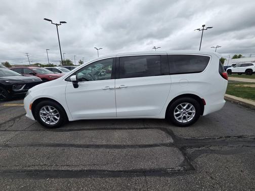 Bright White Clearcoat 2022 Chrysler Voyager LX