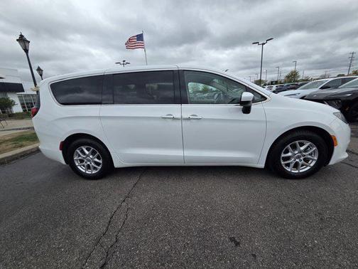 Bright White Clearcoat 2022 Chrysler Voyager LX
