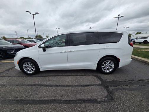 Bright White Clearcoat 2022 Chrysler Voyager LX