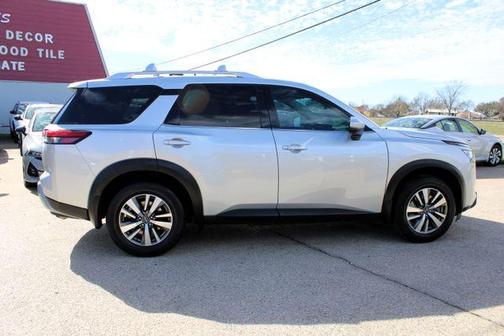 2022 Nissan Pathfinder SL