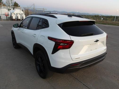 Summit White 2025 Chevrolet Trax FWD ACTIV