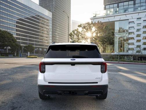 Star White 2026 Ford Explorer ST-Line