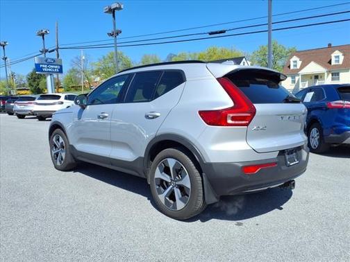 2023 Volvo XC40 B5 Plus Dark Theme
