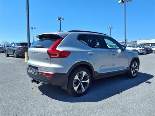 2023 Volvo XC40 B5 Plus Dark Theme