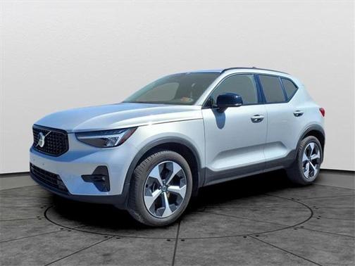 2023 Volvo XC40 B5 Plus Dark Theme