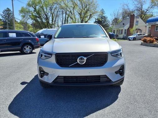 2023 Volvo XC40 B5 Plus Dark Theme