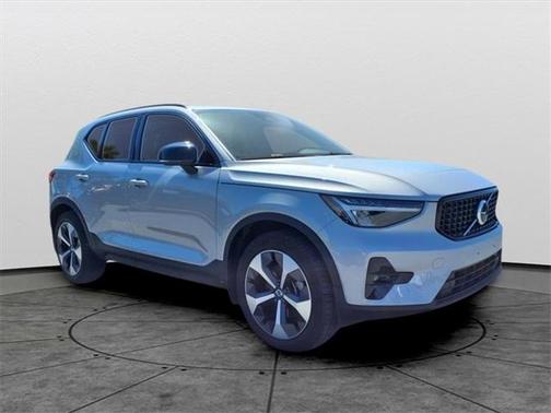 2023 Volvo XC40 B5 Plus Dark Theme