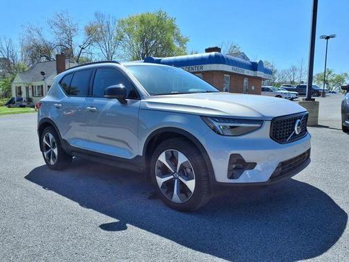 2023 Volvo XC40 B5 Plus Dark Theme