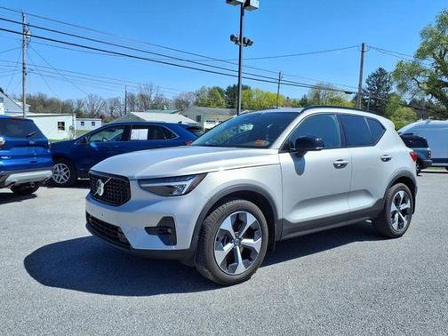 2023 Volvo XC40 B5 Plus Dark Theme