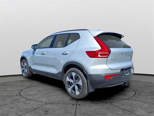 2023 Volvo XC40 B5 Plus Dark Theme