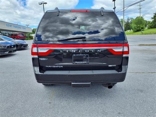 2015 Lincoln Navigator Base