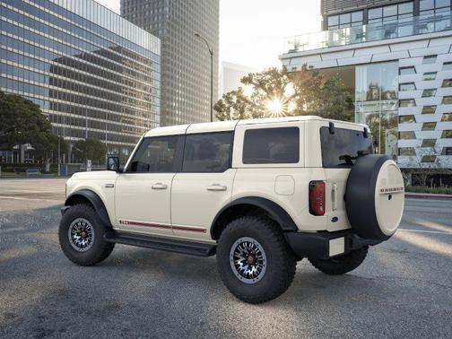 Wimbledon White 2026 Ford Bronco Outer Banks
