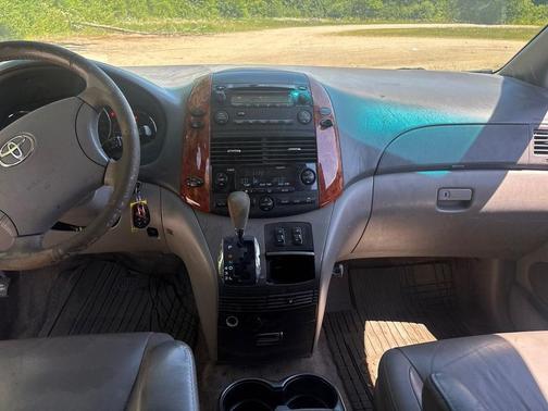 Green 2009 Toyota Sienna XLE