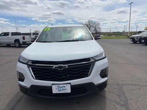 Summit White 2023 Chevrolet Traverse Premier