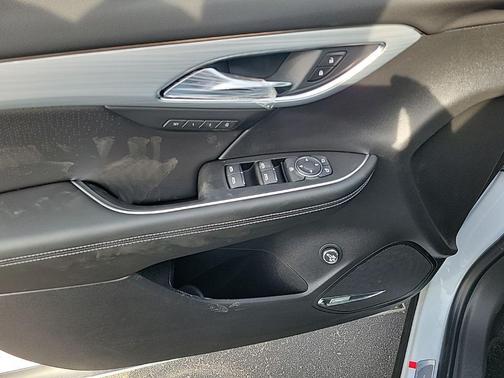 Iridescent White Tricoat 2026 Buick Envision Avenir AWD