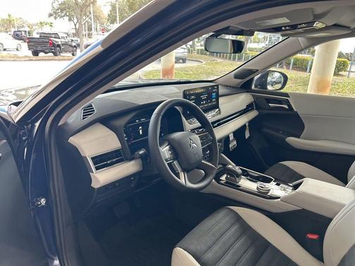 2026 Mitsubishi Outlander SE