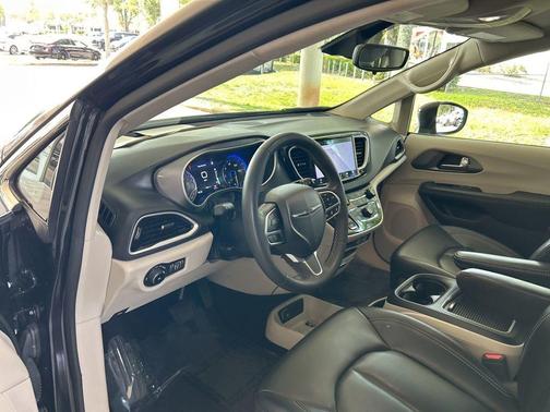 2023 Chrysler Pacifica Touring-L