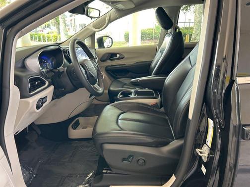 2023 Chrysler Pacifica Touring-L