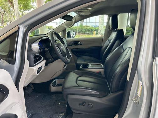 2023 Chrysler Pacifica Touring-L