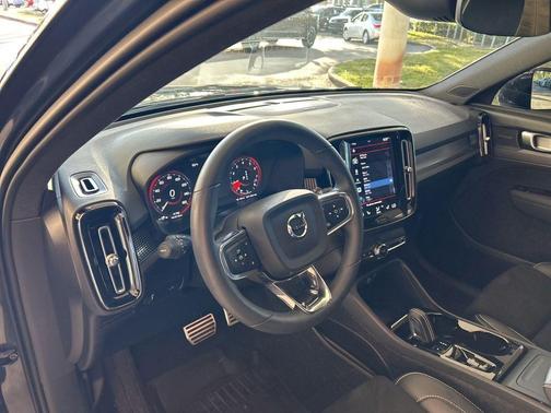 2022 Volvo XC40 T5 R-Design