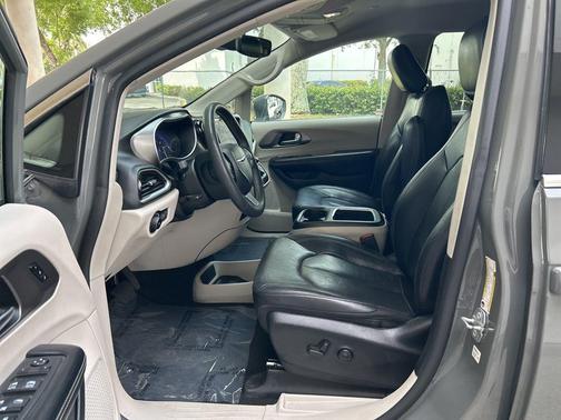2022 Chrysler Pacifica Touring-L