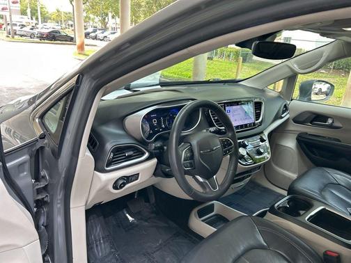 2022 Chrysler Pacifica Touring-L
