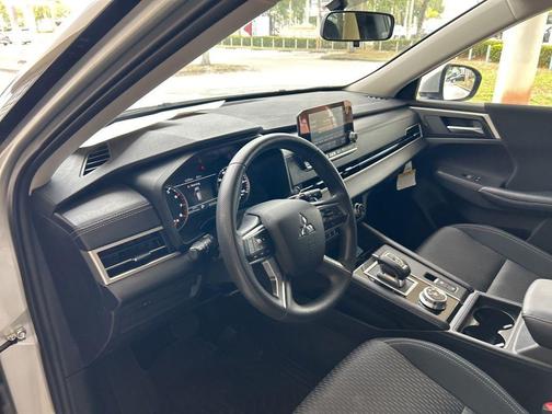 2024 Mitsubishi Outlander ES
