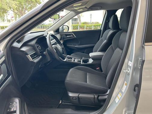 2024 Mitsubishi Outlander ES